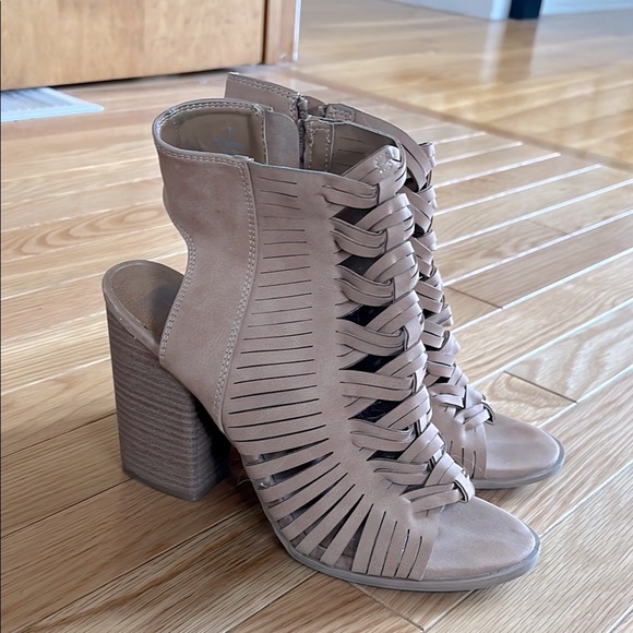 DV by Dolce Vita Tan Peep-Toe Heels with Cage Design - Picture 1 of 8